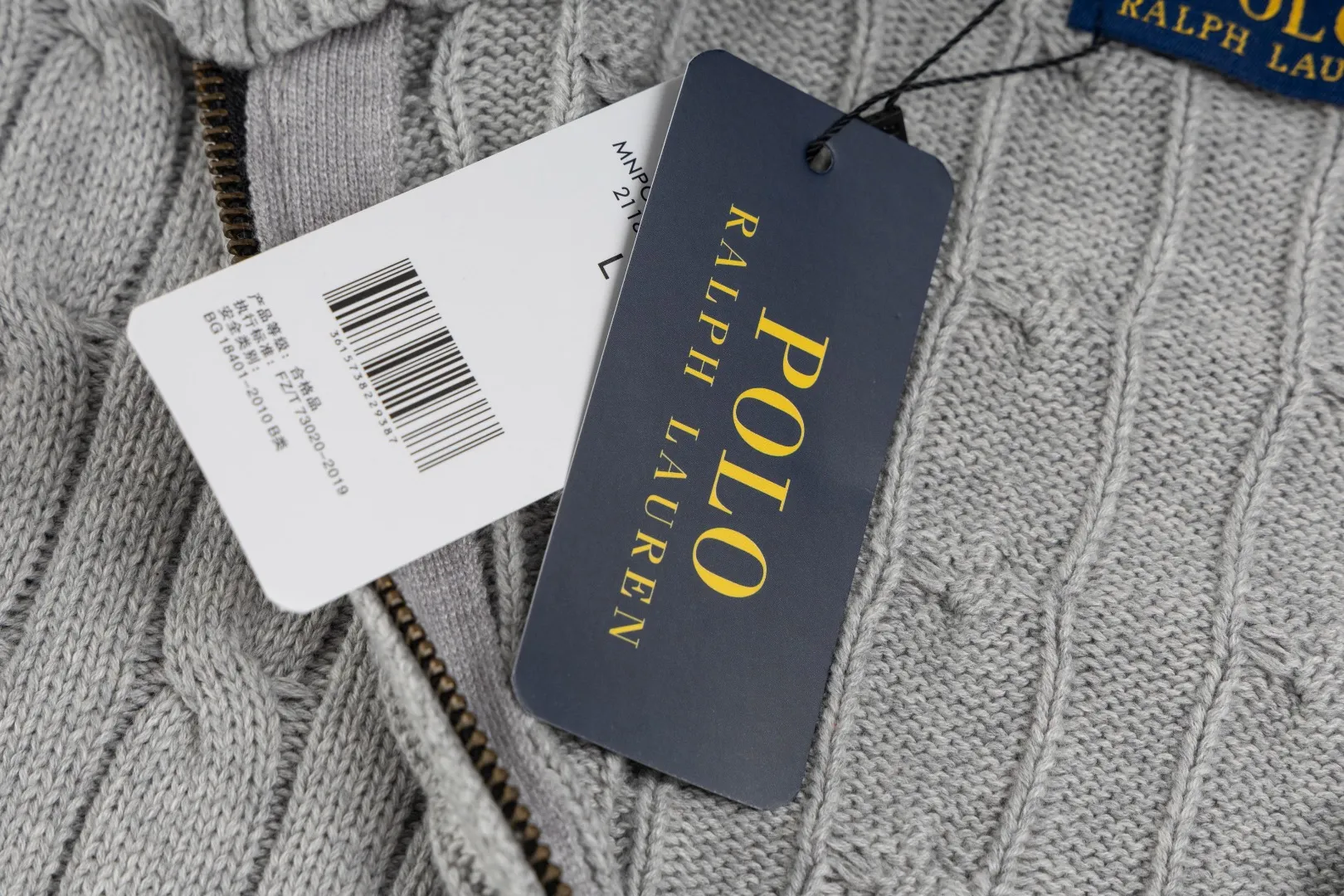 P260 #R98 RALPH LAUREN Ralph Lauren nine-color classic small label embroidery logo full zipper knitted cable cardigan sweater, high-density LOGO embroidery on the chest, original customization of tag accessories. Made of pure cotton yarn, pure cotton is skin-friendly and comfortable, small label war horse embroidered twist zipper cardigan sweater 🐎 high quality, follow the blogger to learn how to wear it! Let’s buy a Ralph Lauren cable sweater. It’s a super hard-to-find series after it became popular. It’s hard to find one on the official website. It’s simple and practical to wear, with a lazy and loose feel. The thickened fabric has more texture, feels soft and delicate, and has a loose fit. Whether worn alone or layered, you can wear different styles of fashion with just one piece!   Size：XS S M L